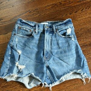 Abercrombie & Fitch the 4” mom short high rise curve love size 2